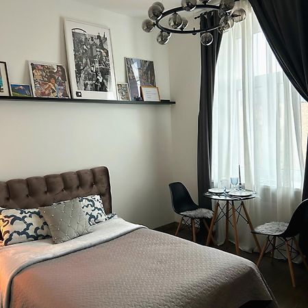 Bonnie & Clyde'S Hideout Apartment Riga Bagian luar foto